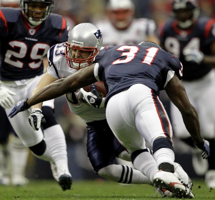 Sammenstød. New England Patriots wide receiver Wes Welker (83) i clinch med  Houston Texans safety Bernard Pollard (31). 