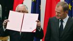 Overhoved. Der bliver kamp om præsidentposten i Polen. Premierminister Donald Tusk (th.) har endnu ikke oplyst, om han stiller op mod den siddende præsident, Lech Kaczynski (tv.). Der er dog ingen tvivl om, at EU foretrækker Tusk. Foto: Czarek Sokolowski 