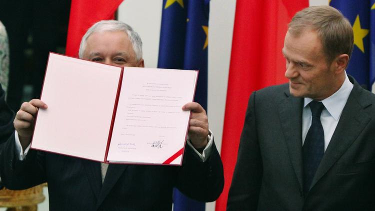 Overhoved. Der bliver kamp om præsidentposten i Polen. Premierminister Donald Tusk (th.) har endnu ikke oplyst, om han stiller op mod den siddende præsident, Lech Kaczynski (tv.). Der er dog ingen tvivl om, at EU foretrækker Tusk. Foto: Czarek Sokolowski 