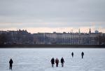 Usikkert. Frosten har fået søerne til at fryse til mange steder. I København advarede politiet i går mod al færdsel på isen, som kan være meget usikkker. Billedet er fra Peblinge Sø. 