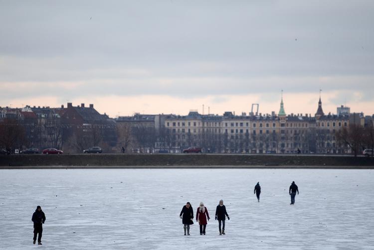 Usikkert. Frosten har fået søerne til at fryse til mange steder. I København advarede politiet i går mod al færdsel på isen, som kan være meget usikkker. Billedet er fra Peblinge Sø. 