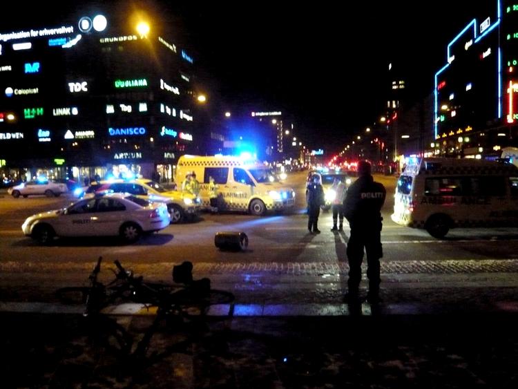 Bilen ramte flere fodgængere ved busstoppestedet på Rådhuspladsen i København. 