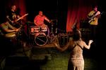 Råhuset har tidligere haft gruppen Klangkarate på scenen. Det eksperimenterende jazzorkester spillede kun det, dirigenten via tegnsprog fortalte dem, at de skulle spille. 