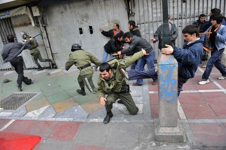 GADEKAMRP. Iranske demonstranter i kamp med politiet søndag den 27 december. 