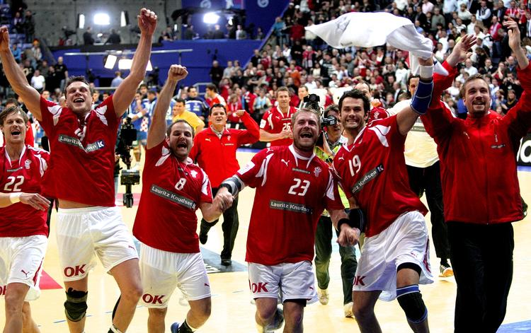 Triumf. EM-titlen i 2008 kom i hus efter en sejr på 24-20 over Kroatien. 