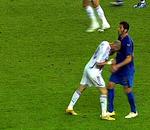 udvisningen. Af alle billeder fra VM-finalen i 2006 er intet mere berømt end dette af Zinedine Zidane og Marco Materazzi. Arkivfoto: AP fra ABC 