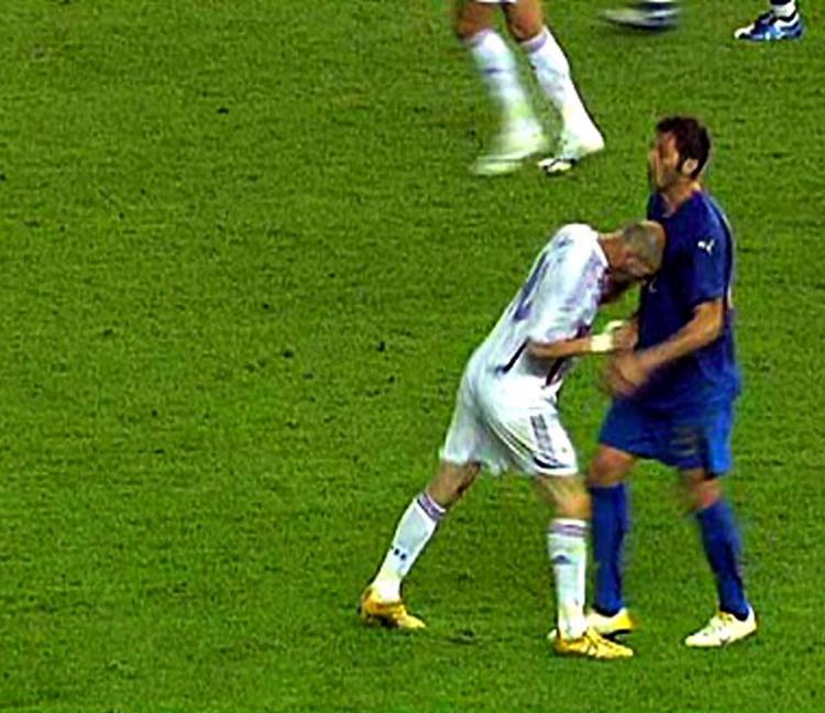 udvisningen. Af alle billeder fra VM-finalen i 2006 er intet mere berømt end dette af Zinedine Zidane og Marco Materazzi. Arkivfoto: AP fra ABC 