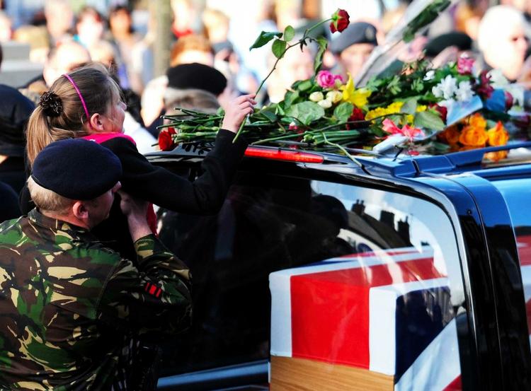 Mindeoptog. Muslimer vil marcere i samme by, der er kendt for at ære faldne soldater. Her æres en soldat i november. 
