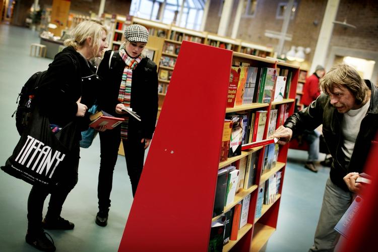højere bøder. Stigningstakten på biblioteksbøder er røget kraftigt i vejret. Det sker som følge af den udvidede smsservice, der har gjort bødekassen slunken. 