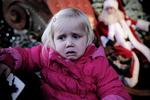 Fortrydelse. Caroline var en af dem, som besøgte Tivoli i julen. Hun græder, fordi hun alligevel ikke turde gå op til julemanden. 