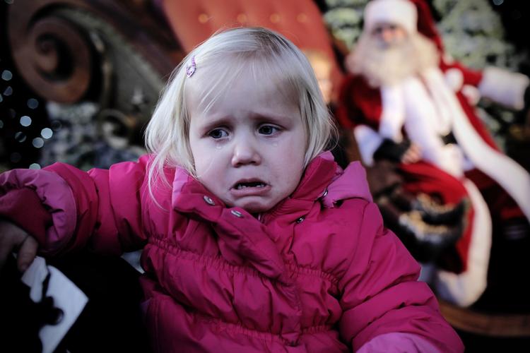 Fortrydelse. Caroline var en af dem, som besøgte Tivoli i julen. Hun græder, fordi hun alligevel ikke turde gå op til julemanden. 