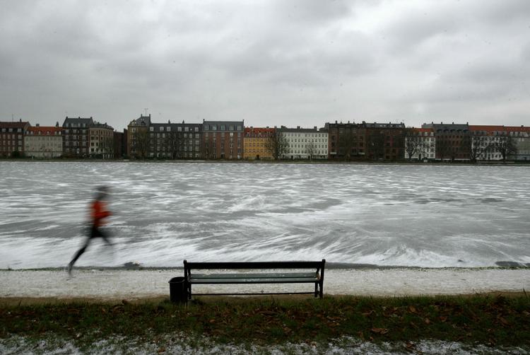 Frostsikker. Det skal virkelig være koldt, før det decideret er farligt at løbe. 