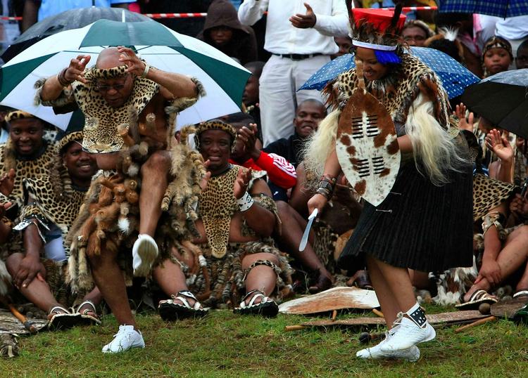 bryllupsdans. Sydafrikas præsident Jacob Zuma (tv) danser med son nye hustru, Thobeka Madiba, ved et traditionelt zulu-bryllup. 