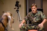 George Clooney som den tidligere supersoldat Lyn Cassady, der kan dræbe geder ved at stirre på dem. 
