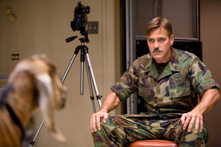 George Clooney som den tidligere supersoldat Lyn Cassady, der kan dræbe geder ved at stirre på dem. 