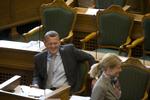 Duel. Mens partiet Venstre opleves som professionelt og velsmurt, når det drejer sig om politisk kommunikation, fremstår Socialdemokraterne desperate og famlende. Til gengæld hviler Foghs skygge fortsat over Løkke. 