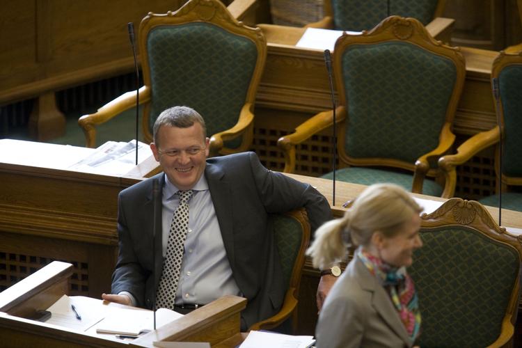 Duel. Mens partiet Venstre opleves som professionelt og velsmurt, når det drejer sig om politisk kommunikation, fremstår Socialdemokraterne desperate og famlende. Til gengæld hviler Foghs skygge fortsat over Løkke. 