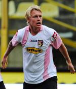 Eftertragtet. Simon Kjær er blot 20 år, men spiller allerede med stort overblik. 