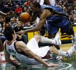 konfrontation. Gilbert Arenas er spilstyrer for Washington Wizards. Her ses han med bolden i en kamp mod Milwaukee Bucks 23. december 2009. Arkivfoto. 