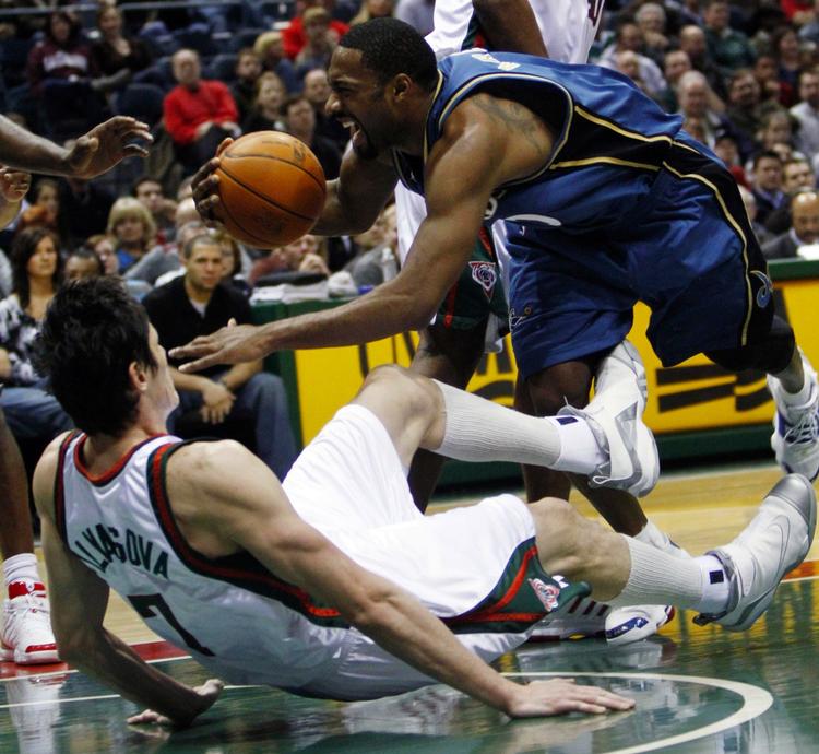 konfrontation. Gilbert Arenas er spilstyrer for Washington Wizards. Her ses han med bolden i en kamp mod Milwaukee Bucks 23. december 2009. Arkivfoto. 