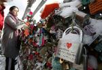 Unge par i Sydkorea hænger kærlighedslåse foran Seoul Tower og smider nøglen væk i håb om evig kærlighed. 