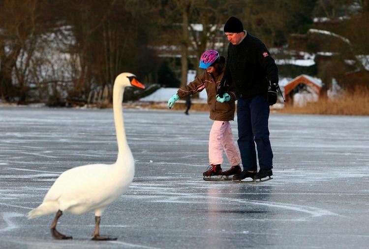 Ekstreme temperaturer har i de sidste uger frosset en lang række søer i Storbritanien. 