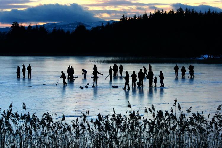 Curlingklubben Port of Menteith spiller kamp på Lake of Menteith i Skotland. 