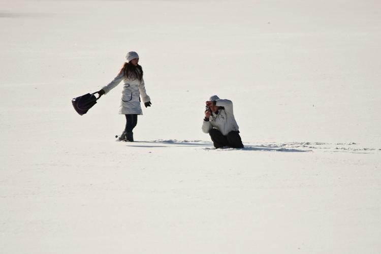 Turister nyder sneen i en park i Beijing. 