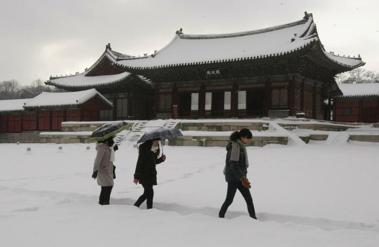 Changgyunggung paladset i Seoul er dækket af sneen fra det største snefald i ni år. 