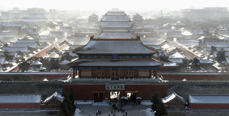 Den Forbudte By bærer stadig præg af weekendens tunge snefald i Kinas hovedstad Beijing. 