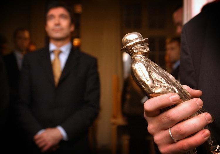 Ekstra Bladets journalist Bo Elkjær og Informations Charlotte Aagaard og Jørgen Steen Nielsen fik årets Cavling 2003 for deres kritiske journalistik om Irakkrigen. I baggrunden pressens minister, Anders Fogh Rasmussen. 