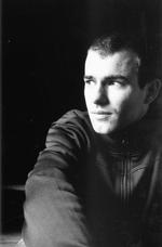 Betagelse. Kevin Vennemanns 'Nær Jedenew' er et litterært musikstykke, som man bæres med af som af en strøm, skriver Politikens anmelder. 