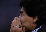 smykker. Diego Maradona fik sig hurtigt en ny ørering, da skattemyndigheder konfiskerede den gamle. Og under Argentinas kamp mod Peru i oktober 2009 gjorde landstræneren også brug af en religiøs lykkeamulet. Arkivfoto. 