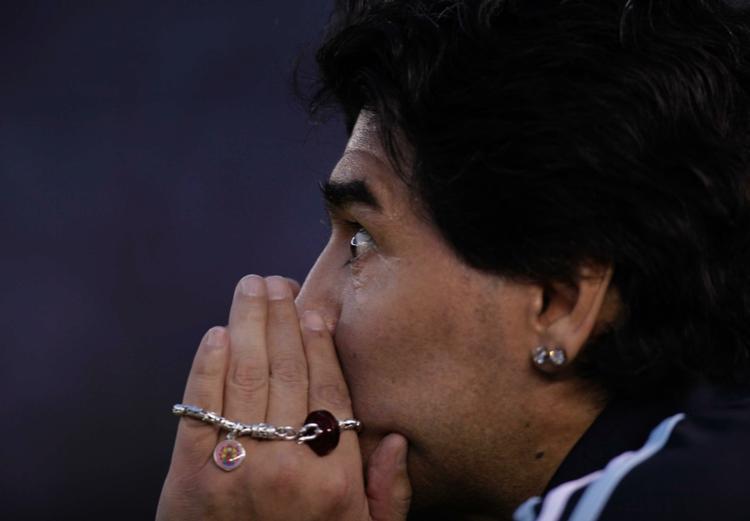 smykker. Diego Maradona fik sig hurtigt en ny ørering, da skattemyndigheder konfiskerede den gamle. Og under Argentinas kamp mod Peru i oktober 2009 gjorde landstræneren også brug af en religiøs lykkeamulet. Arkivfoto. 