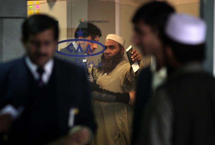 SIKKERHEDSTJEK. Passager på vej til USA kontrolleres i Islamabads lufthavn. 