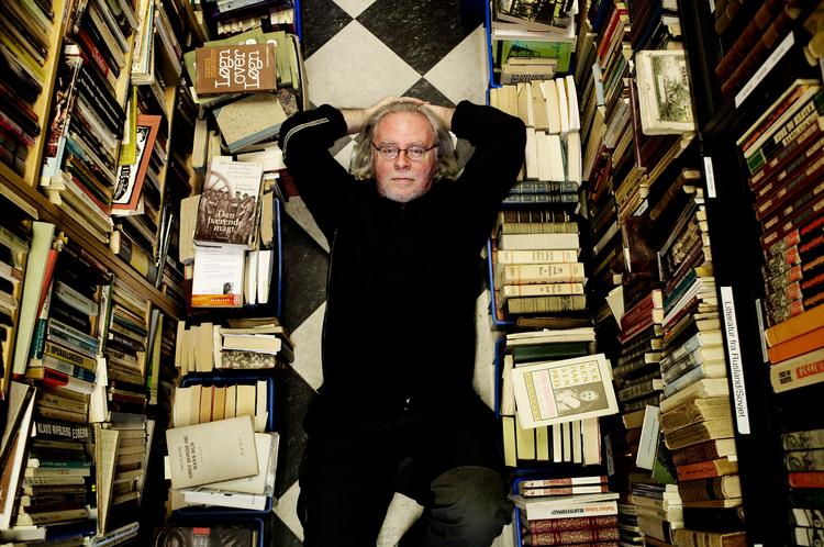 Passion. Arild Batzer vedgår, at bøgerne er hans livs passion. Her er forlæggeren fanget mellem hylderne i det antikvariat, som Batzer &amp; Co. deler hus med i Roskilde. For nylig solgte forlaget resterne af Roskilde Bogcafés lager til antikvariatet. 