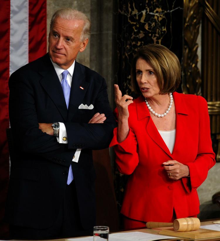 Kampklar. Nancy Pelosi får en nøglerolle i Kongressens arbejde med at smelte to sundhedsreformen sammen til én. Her ses hun i selskab med vicepræsident Joe Biden. 