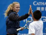 Håndslag. Caroline Wozniacki forsøgte at lære  kinesiske børn lidt tricks. 
