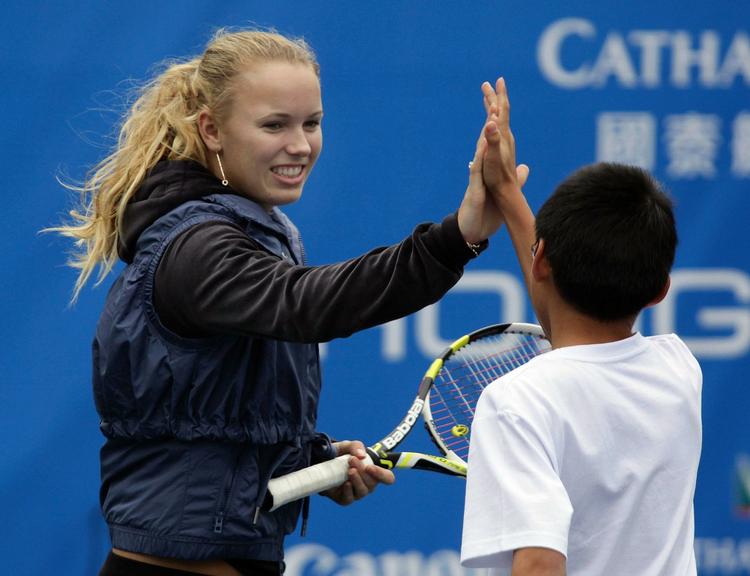 Håndslag. Caroline Wozniacki forsøgte at lære  kinesiske børn lidt tricks. 
