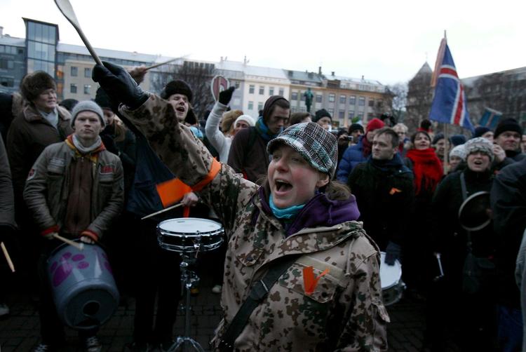 Juleprotest. Islændinge protesterer juleaftendag mod regeringens håndtering af økonomien. 