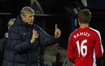 Købelysten. Arsene Wenger overvejer, om han vil hente en ny angriber til klubben. 