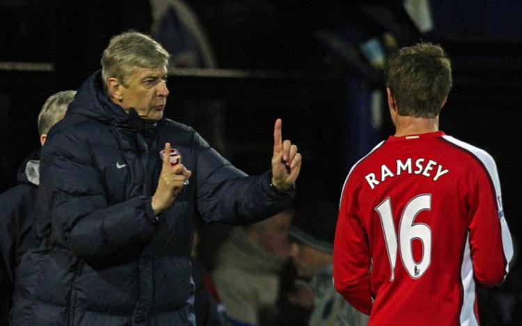 Købelysten. Arsene Wenger overvejer, om han vil hente en ny angriber til klubben. 