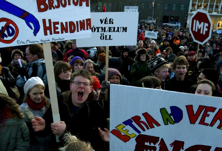 Vrede. Det økonomiske kollaps i Island har udløst store frustrationer i befolkningen. Billedet er fra en demontration i Reykjavik i december 2008. 