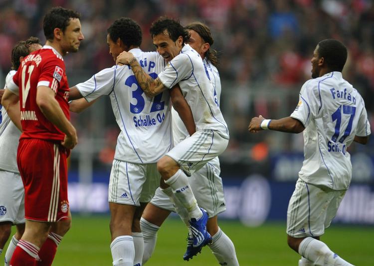 kometkarriere. Selv om Joel Matip bogstavelig talt fik en holdkammerat på nakken, da han debuterede i Bundesligaen, er den 18-årige godt på vej mod VM-slutrunden. Arkivfoto. 