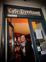 Café Dyrehaven på Vesterbro er blevet Mette Saks Nielsens andet hjem efter have rykket til København fra Odense, som hun synes var blevet for lille. 