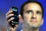 Mario Queiroz, vicedirektør i Google viser Nexus One. 