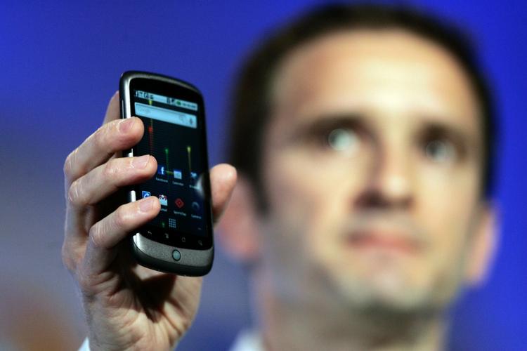 Mario Queiroz, vicedirektør i Google viser Nexus One. 