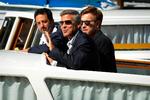 Stjerneskuespillerne Ewan McGregor og George Clooney skal dræbe geder ved simpel nidstirring i Heslovs nye krigskomedie 'Men Who Stare At Goats'. Her ses de tre til Biennalen i Venedig ifjor. Foto: AP 