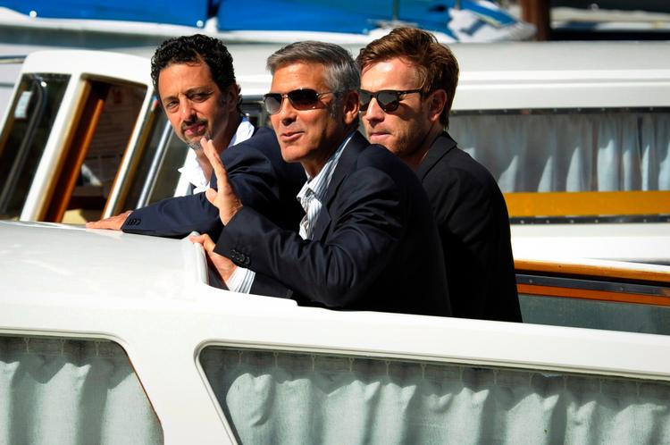 Stjerneskuespillerne Ewan McGregor og George Clooney skal dræbe geder ved simpel nidstirring i Heslovs nye krigskomedie 'Men Who Stare At Goats'. Her ses de tre til Biennalen i Venedig ifjor. Foto: AP 
