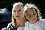 Fængslet. Camilla Broe har siddet fængslet i Miami siden september. Billedet er fra i sommer, hvor hun sad i sin have sammen med sin datter Isabella i haven. 